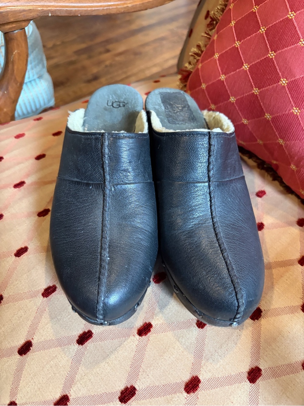 UGG women’s Black Leather Shearling Clogs excellent condition sz 9